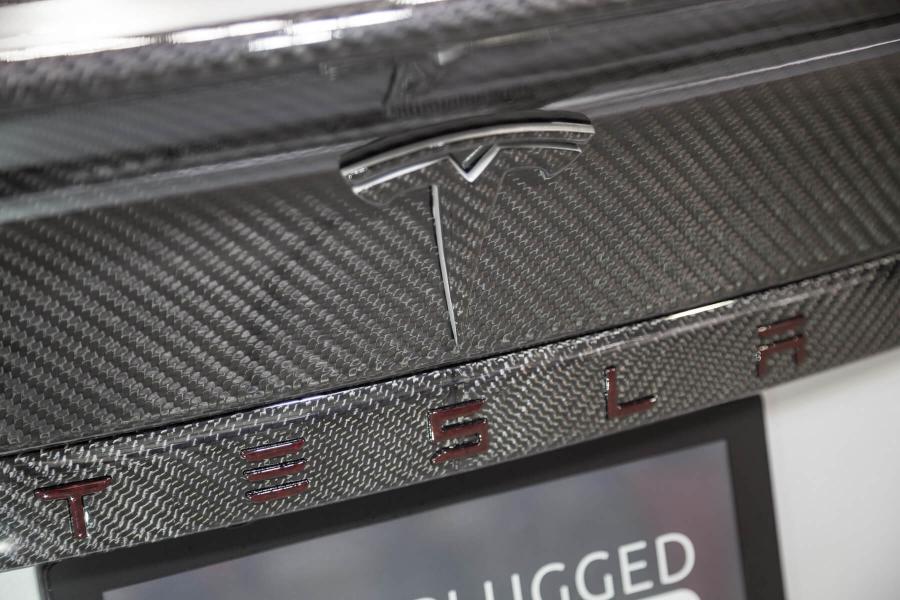 Логотип Tesla Model S P100D by Unplugged Performance 2018 года  (фото 17 из 20)